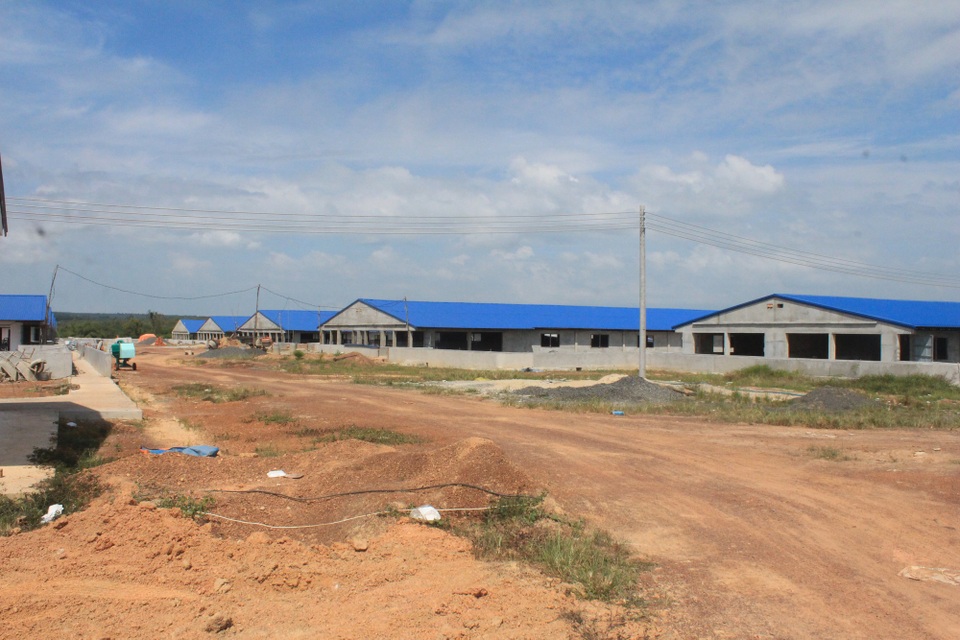Trại heo “khủng” xây trái phép sát nguồn cấp nước xin chuyển sang trồng rau - 1 Trại heo trái phép cạnh hồ Trị An