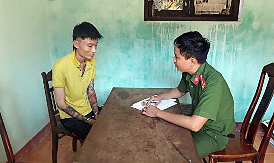 Đối tượng Châu làm việc với công an tại trụ sở