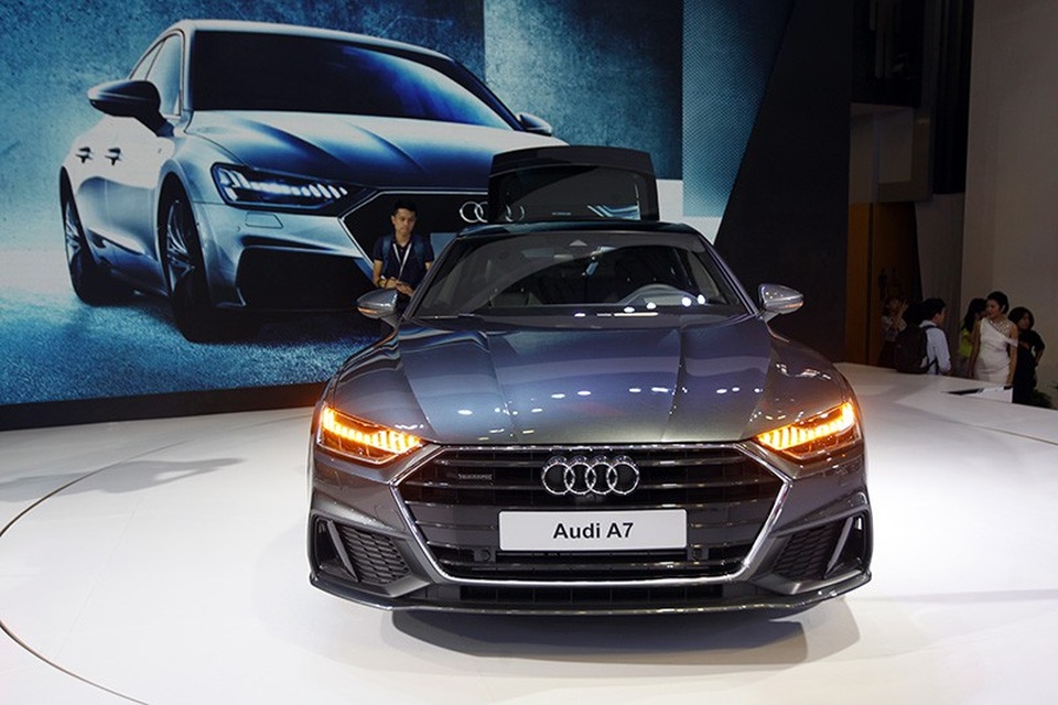 Diện kiến tân binh Q8 tại gian hàng của Audi tại Triển lãm Ôtô Việt Nam 2018 - 15
Audi A7 Sportback là mẫu xe kết hợp sức mạnh và đặc tính ưu việt của các dòng Coupé - Sedan - Avant cùng hệ dẫn động bốn bánh toàn thời gian quattro.