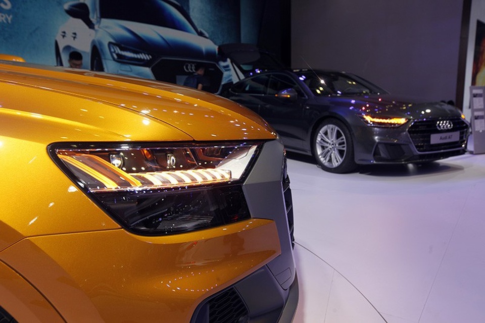 Diện kiến tân binh Q8 tại gian hàng của Audi tại Triển lãm Ôtô Việt Nam 2018 - 4
Trang bị tiêu chuẩn đèn pha full LED với tùy chọn HD matrix, cùng hệ thống đèn chiếu sáng ban ngày 3 chiều.