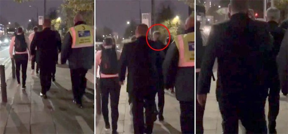 
Thầy trò HLV Mourinho cuốc bộ tới sân Old Trafford
