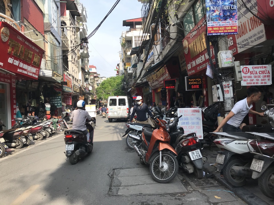 Hà Nội: Sợ bị phạt, nhiều người bỏ ngủ trưa tìm chỗ đổi USD - 3 Nhiều cửa hàng trên phố Hà Trung đều có giá mua vào và bán ngoại tệ ra tương đương nhau