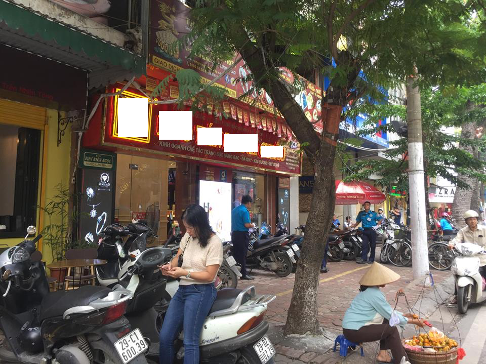 Hà Nội: Sợ bị phạt, nhiều người bỏ ngủ trưa tìm chỗ đổi USD - 2 Trên phố Trần Nhân Tông, một số cửa hàng đã dừng giao dịch ngoại tệ từ gần 1 năm nay