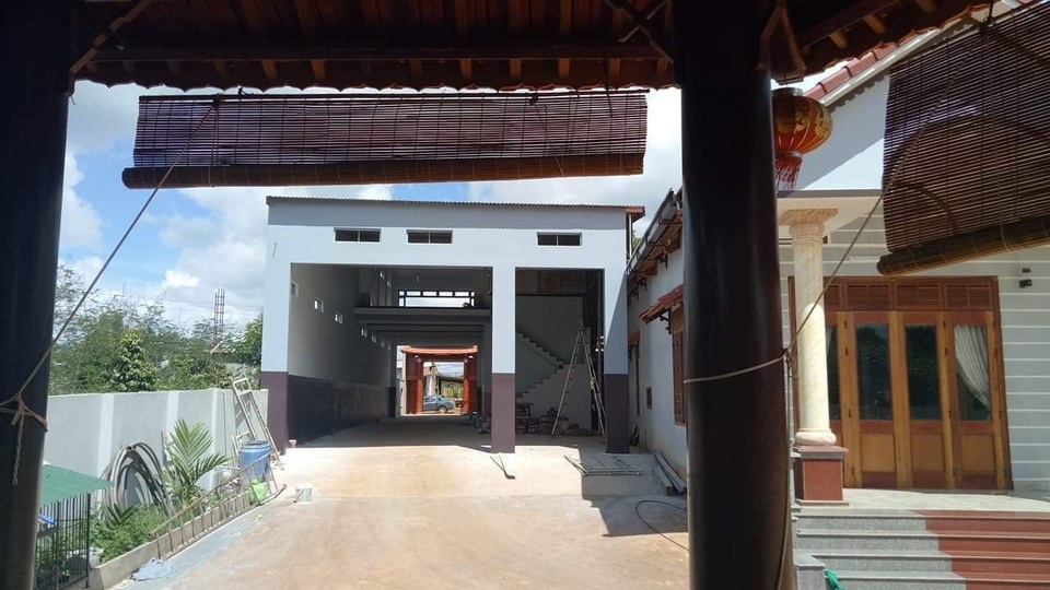 Căn nhà và xưởng gỗ phía sau của gia đình ông Tiệp