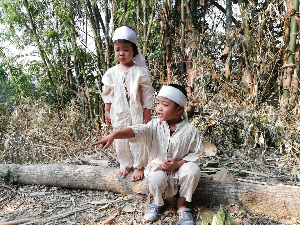 Xót xa trước cảnh 2 con nhỏ ngơ ngác hỏi mẹ “vì sao cha lại chết ?!” - 2
2 đứa trẻ ngơ ngác sau khi bố không còn nữa