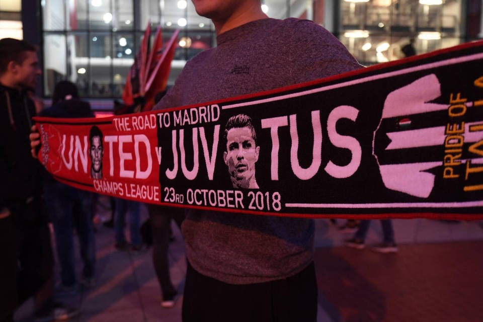 90 phút thất vọng cùng cực của Man Utd trước Juventus - 4
Cổ động viên cầm một tấm khăn lưu niệm về trận đấu diễn ra vào ngày 23/10/2018