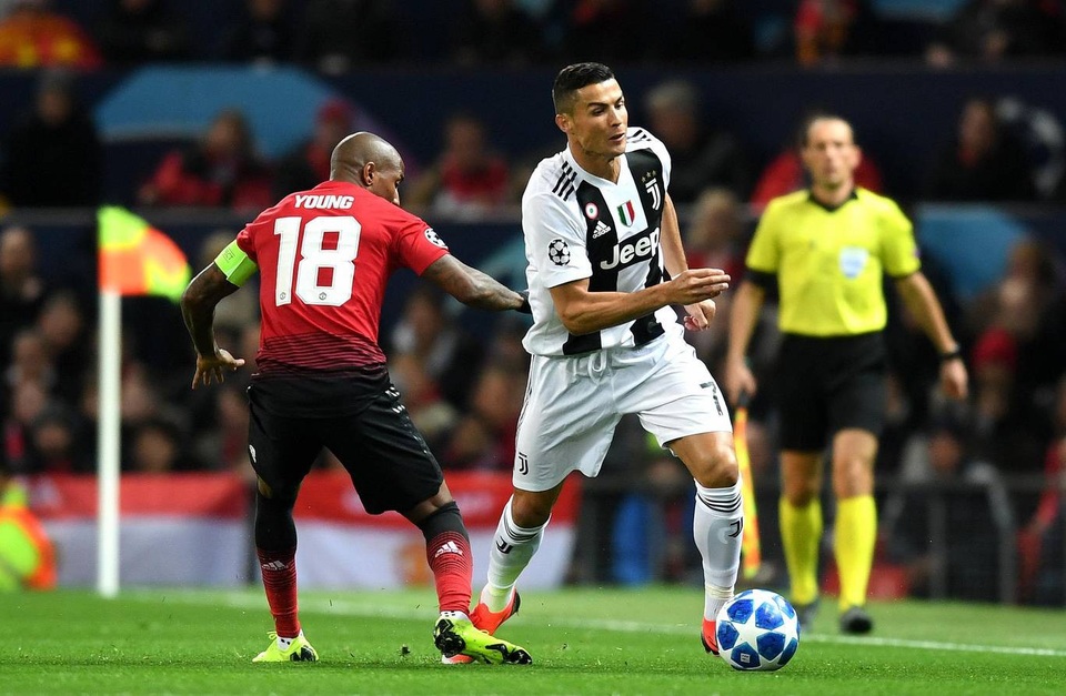 Cầu thủ nào tệ nhất trong thất bại của Man Utd trước Juventus? - 1
Young (trái) làm tốt nhiệm vụ đeo bám Ronaldo
