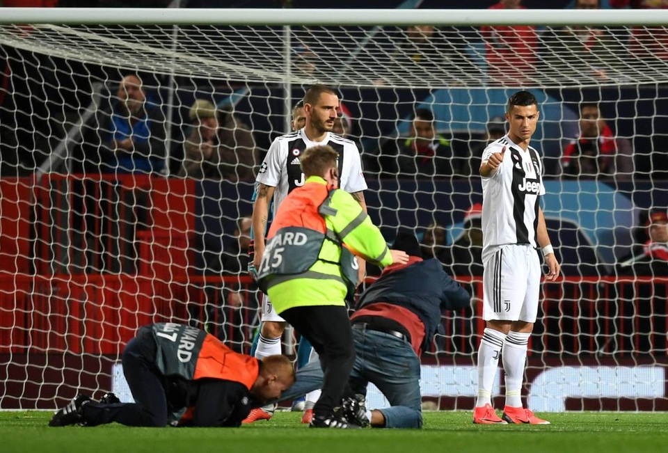 90 phút thất vọng cùng cực của Man Utd trước Juventus - 10
Cổ động viên cuồng lao vào sân bị các nhân viên an ninh bắt giữ, CR7 có hành động đẹp khi đáp lại sự mến mộ của kẻ quá khích
