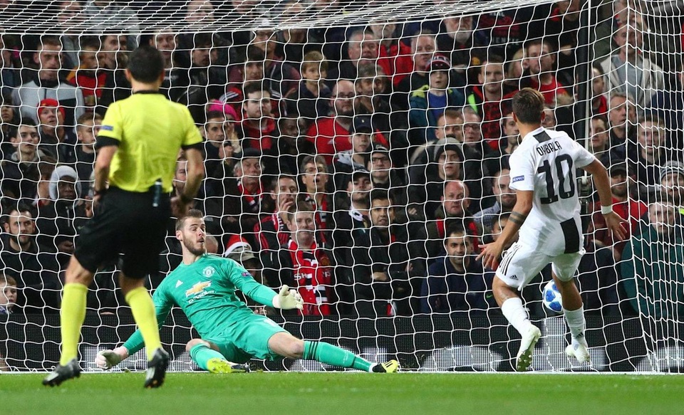 90 phút thất vọng cùng cực của Man Utd trước Juventus - 12
Dybala giúp Juventus mở tỉ số ở phút 17 sau khi băng vào dứt điểm đánh lừa De Gea