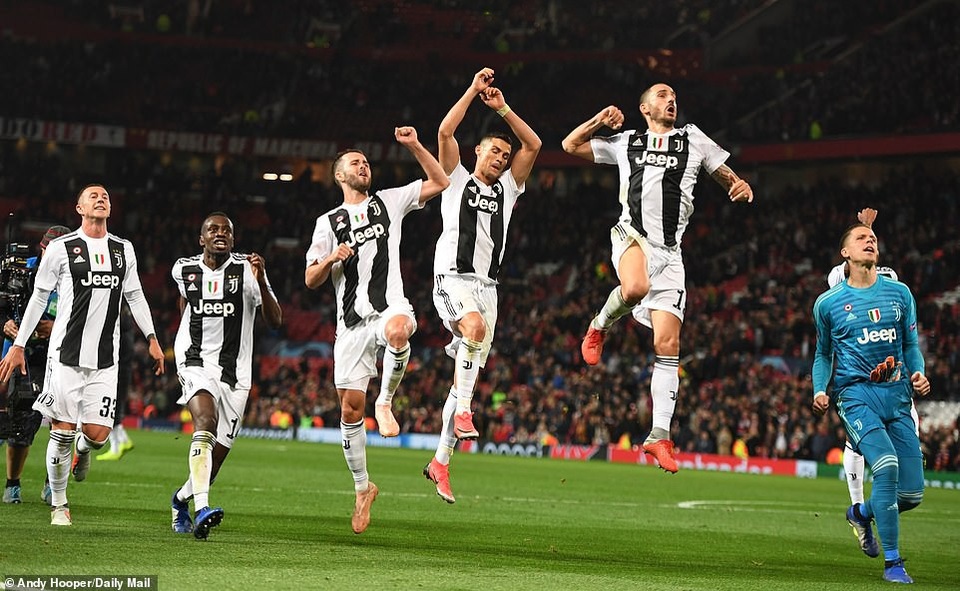 90 phút thất vọng cùng cực của Man Utd trước Juventus - 20
Các cầu thủ Juventus ăn mừng chiến thắng ở Old Trafford, lần thứ hai Bà đầm già có được chiến thắng ở Old Trafford trong kỷ nguyên Premier League