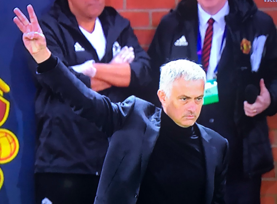 C.Ronaldo “selfie” với fan cuồng lao vào sân ở trận gặp MU - 3
HLV Mourinho giơ 3 ngón tay về phía CĐV Juventus