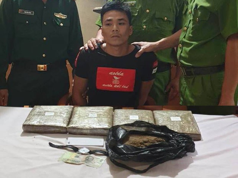 Đối tượng Hưng cùng tang vật.