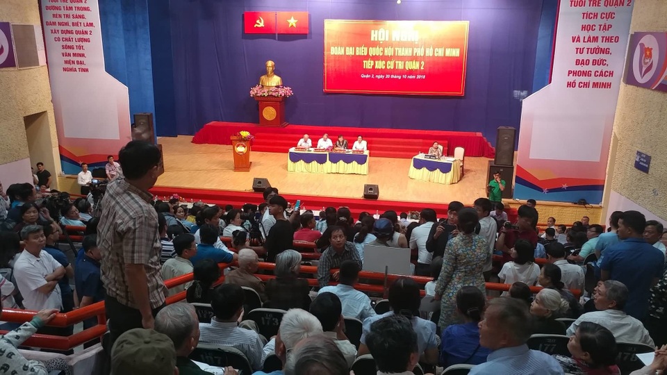 Chủ tịch HĐND TPHCM nói về việc người dân Thủ Thiêm ném giày giữa hội nghị - Ảnh 2. Chủ tịch HĐND TPHCM nói về việc người dân Thủ Thiêm ném giày giữa hội nghị - Ảnh 2.