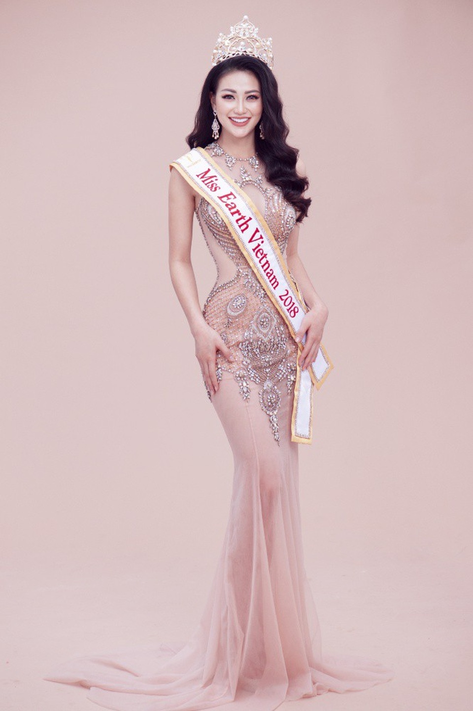 Ngoài việc luôn cởi mở trò chuyện với các thí sinh, Phương Khánh còn hỗ trợ các thí sinh hết mình trong điều kiện có thể. Có nhiều thí sinh khi dự thi không chuẩn bị được kỹ lưỡng, Phương Khánh tặng áo váy mà cô có, đồ trang điểm, phụ kiện… giúp các bạn. Chính vì vậy Phương Khánh tiết lộ, khi đi với các thí sinh cô luôn được ưu tiên để cô đứng giữa.