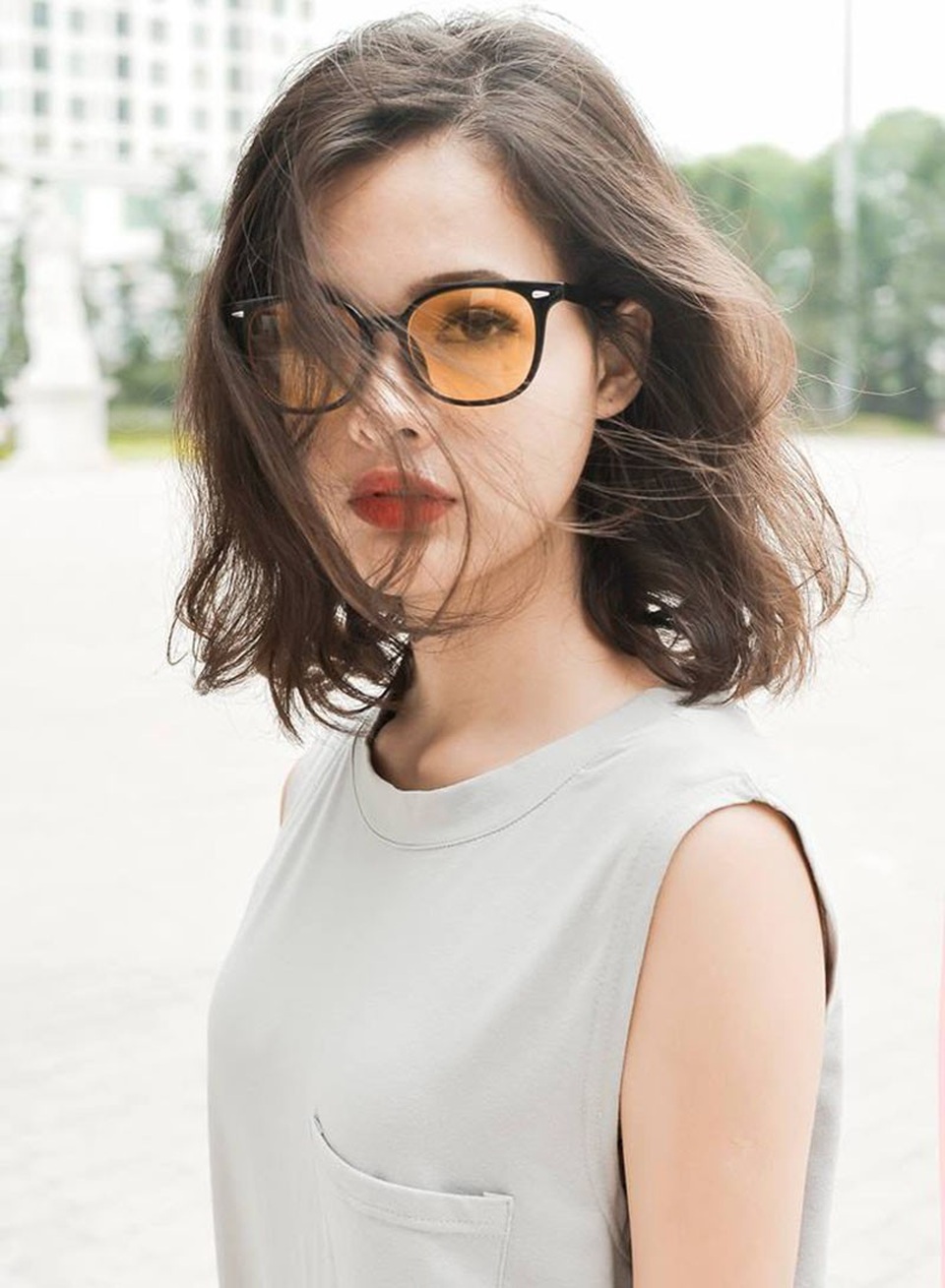 Nhan sắc “bông hồng lai” Việt - Pháp xao xuyến mọi ánh nhìn - 7 Linh cũng luôn cảm thấy biết ơn khi có hai quốc tịch, vì thế cô sớm được tiếp xúc với hai nền văn hóa khác nhau trong cùng một mái nhà, có nhiều cơ hội khám phá, phát triển về mặt ngôn ngữ từ nhỏ.