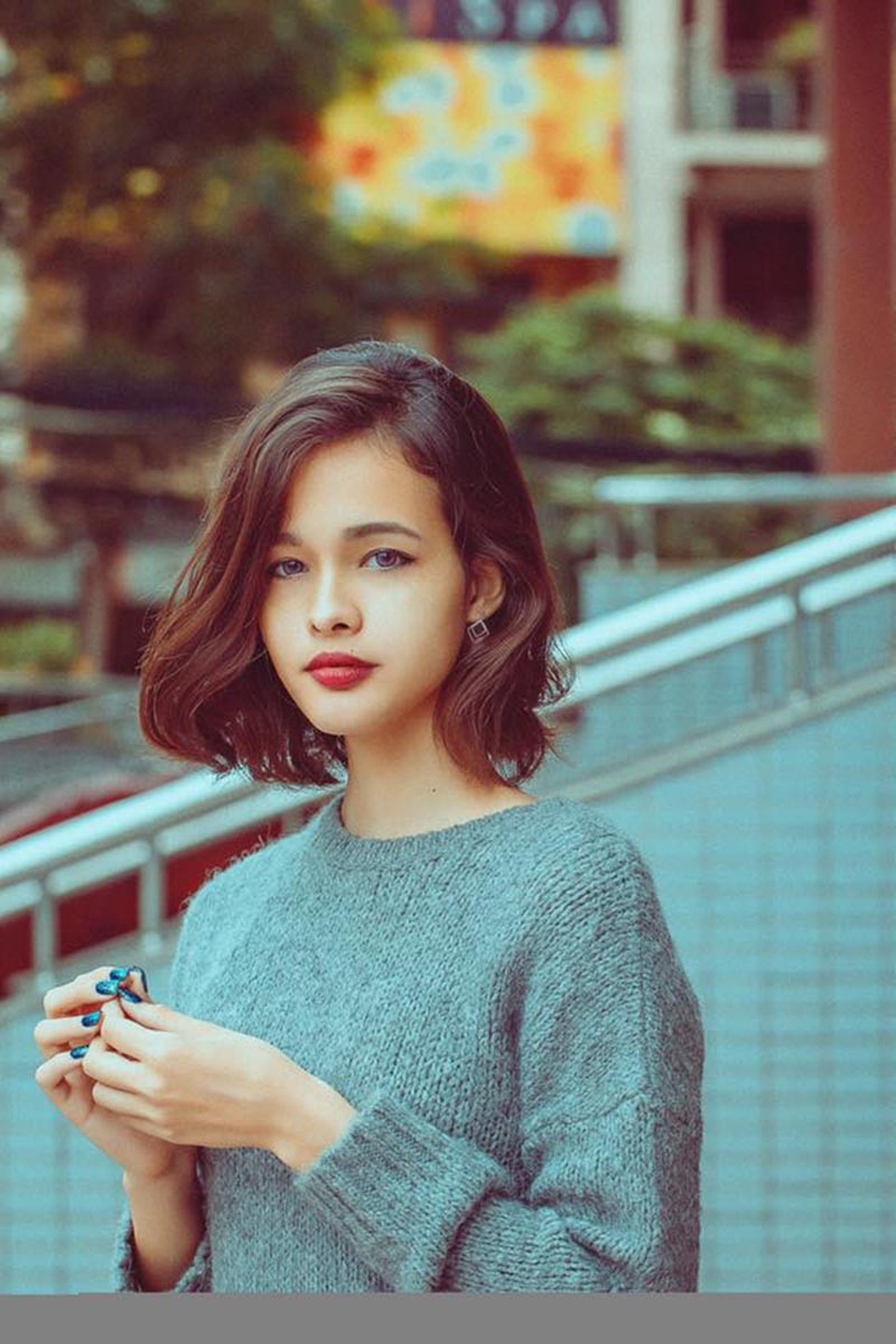 Nhan sắc “bông hồng lai” Việt - Pháp xao xuyến mọi ánh nhìn - 5 Nhắc đến nước Pháp, Linh nhớ về: “Em nhớ những tháng hè bên cạnh gia đình, hái quả cherry trong vườn bà, đi lon ton trên đường phố Paris, nước Pháp trong em là tất cả tình yêu thương mến, là bình yên và tự do”.