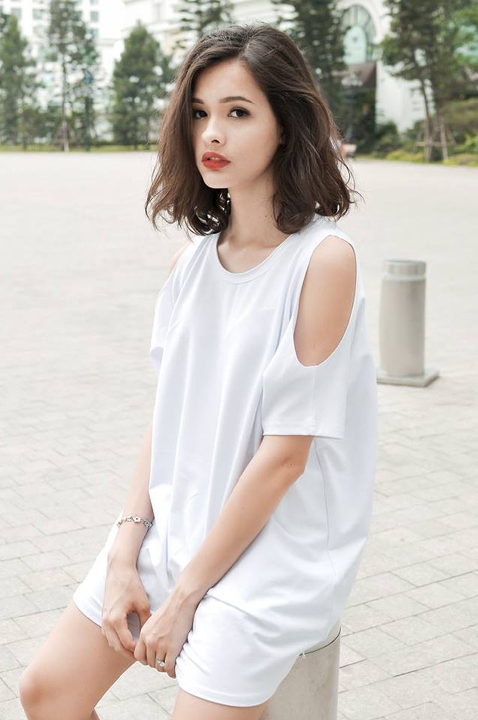 Nhan sắc “bông hồng lai” Việt - Pháp xao xuyến mọi ánh nhìn - 2 Không chỉ xinh xắn, Linh còn sở hữu thành tích học tập nhiều người ao ước. Nhiều năm liền trong quãng đời học sinh của mình cô luôn đứng trong top đầu của lớp, đặc biệt cô còn giành được học bổng du học ở Canada khi kết thúc quá trình học cấp 3. Cô gái lai Việt – Pháp này hiện đang là sinh viên ngành Quản trị quốc tế, trường McGill ở Canada.