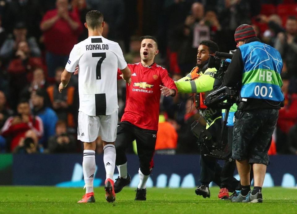 C.Ronaldo “selfie” với fan cuồng lao vào sân ở trận gặp MU - 1
Fan cuồng của MU đã lao vào sân tiếp cận C.Ronaldo