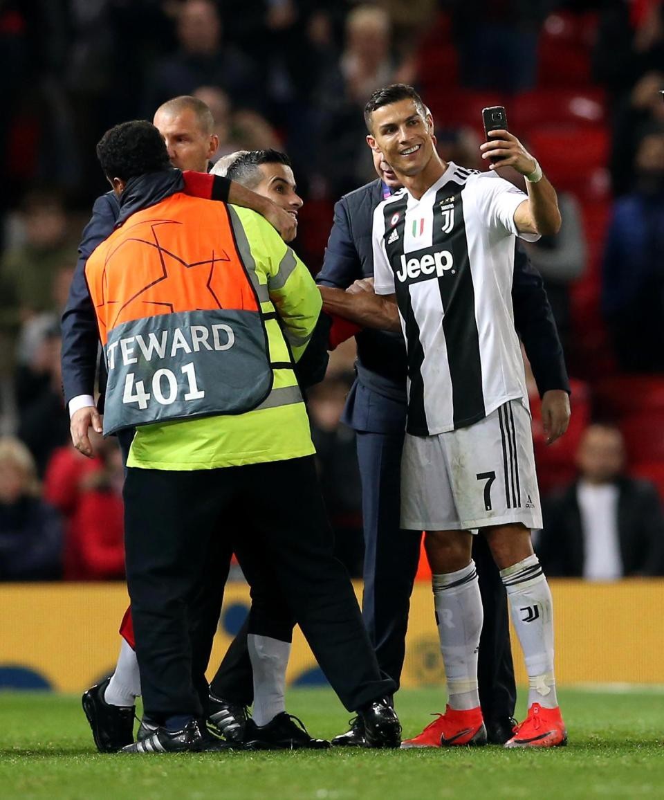 C.Ronaldo “selfie” với fan cuồng lao vào sân ở trận gặp MU - 2
Cầu thủ người Bồ Đào Nha đã selfie với CĐV này