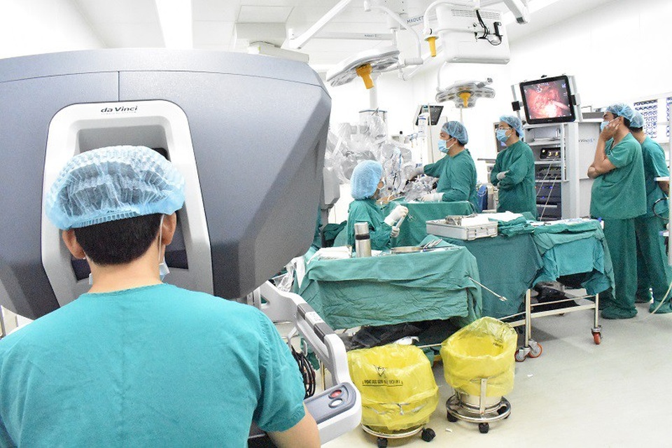 “Bác sĩ” robot đang thay thế sức người trong phẫu thuật - 1 Robot phẫu thuật đang hỗ trợ đắc lực cho bác sĩ trong cứu chữa người bệnh