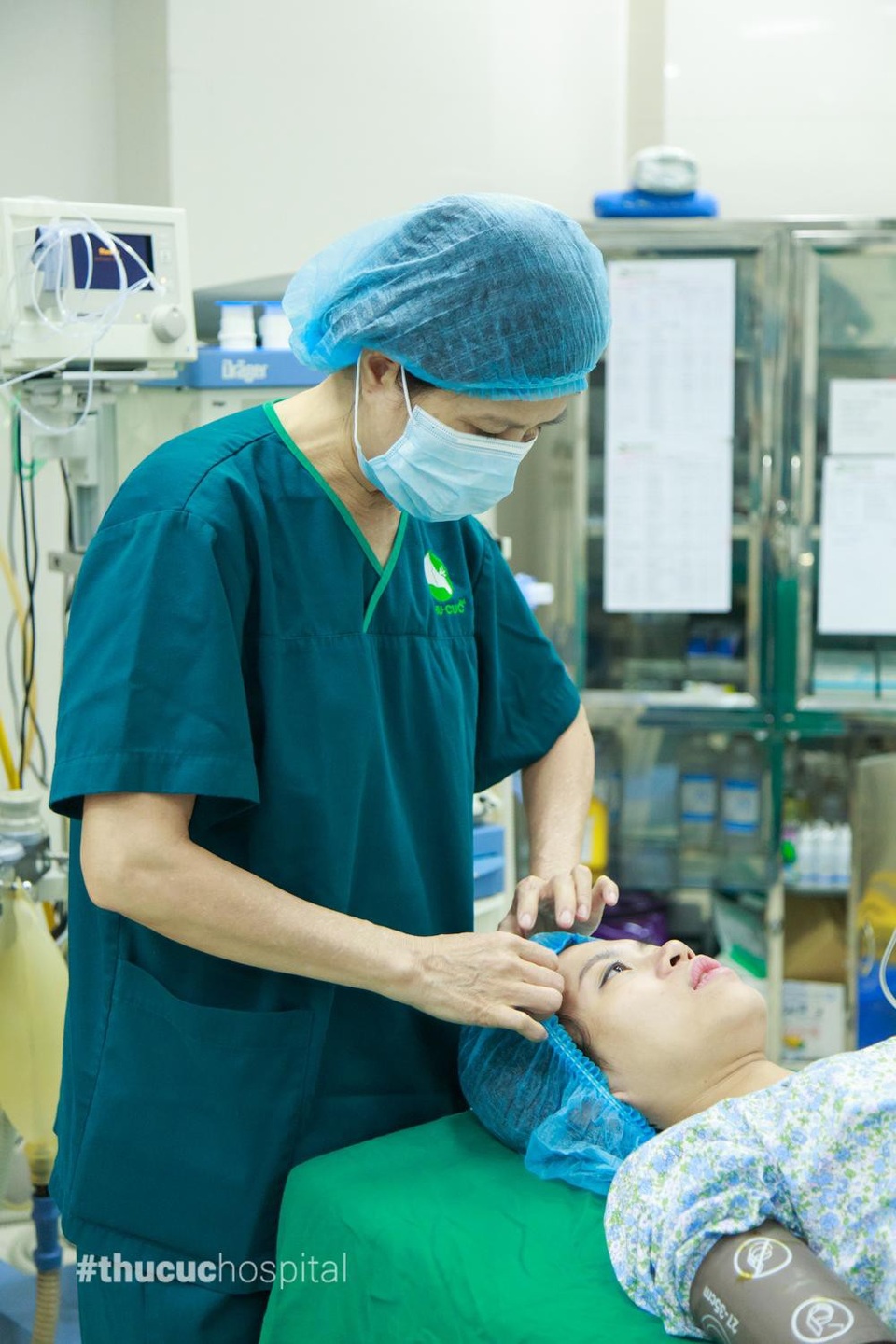 Đi đẻ nhàn tênh với dịch vụ Thai sản trọn gói - 3 Những cử chỉ nhẹ nhàng, ân cần của bác sĩ phần nào cũng giúp mẹ bầu thoải mái hơn