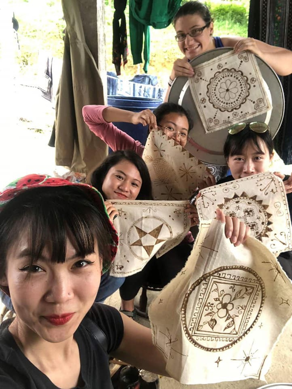 Lạc vào thung lũng Hang Kia, đẹp yên bình như cổ tích - 11 Sản phẩm đầu tay của du khách khi tham gia làm nghề thêu với bà con.