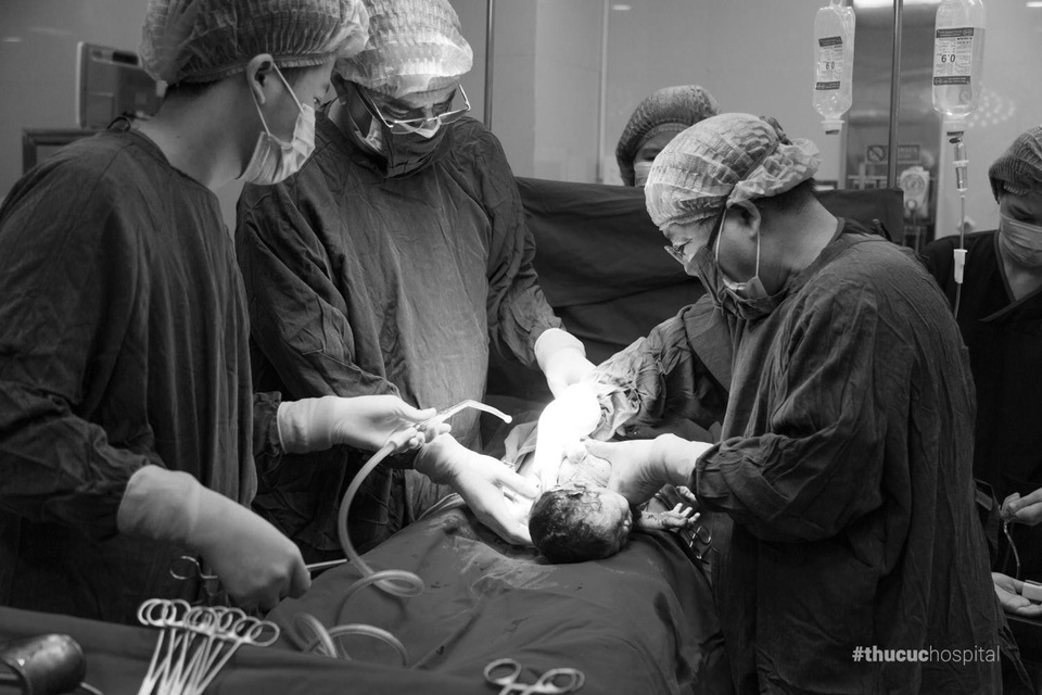 Đi đẻ nhàn tênh với dịch vụ Thai sản trọn gói - 4 Rất nhanh chóng, em bé đã được các bác sĩ đưa ra khỏi bụng mẹ