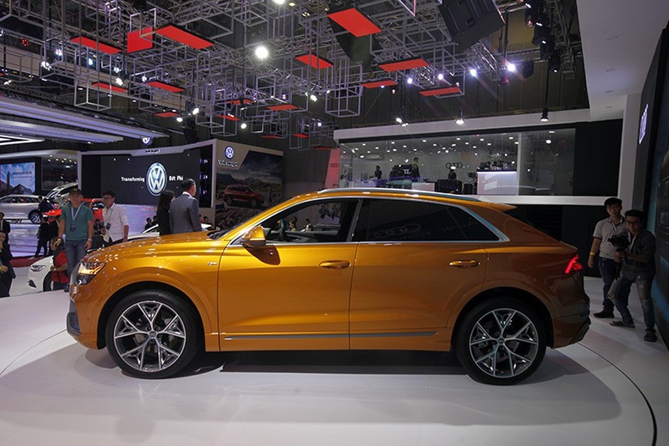 Diện kiến tân binh Q8 tại gian hàng của Audi tại Triển lãm Ôtô Việt Nam 2018 - 7
Cánh lướt gió, vòm bánh xe, viền cửa và ống xả được thiết kế màu sắc tương phản tạo điểm nhấn cho vẻ ngoài mạnh mẽ của chiếc SUV phong cách coupe
