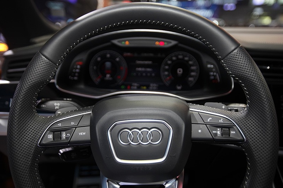 Diện kiến tân binh Q8 tại gian hàng của Audi tại Triển lãm Ôtô Việt Nam 2018 - 3
Vô lăng đa chức năng tân tiến là trang bị tiêu chuẩn.