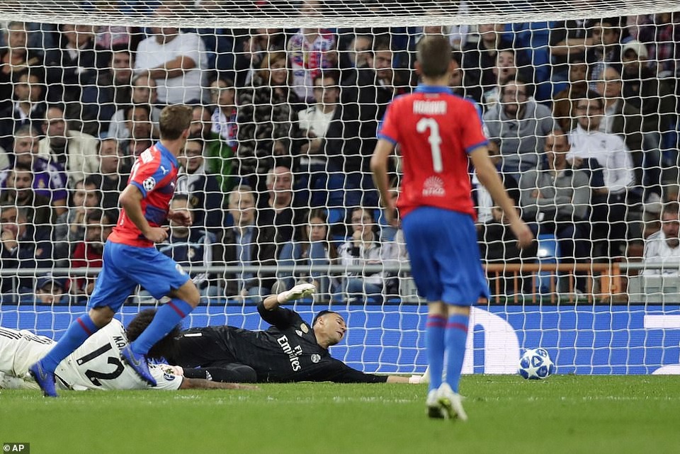 Real Madrid tìm lại mạch chiến thắng tại Champions League - 9
Hrosovsky ghi bàn ở phút 78 cho đại diện CH Séc