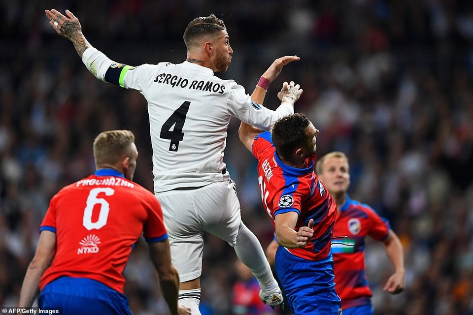 Real Madrid tìm lại mạch chiến thắng tại Champions League - 14
Thủ quân Ramos có một tình huống đánh đầu trúng cột dọc Viktoria Plzen
