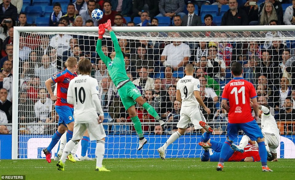 Real Madrid tìm lại mạch chiến thắng tại Champions League - 19
Real Madrid tạm thời dẫn đầu bảng G với 6 điểm/3 trận, hơn AS Roma về đối đầu