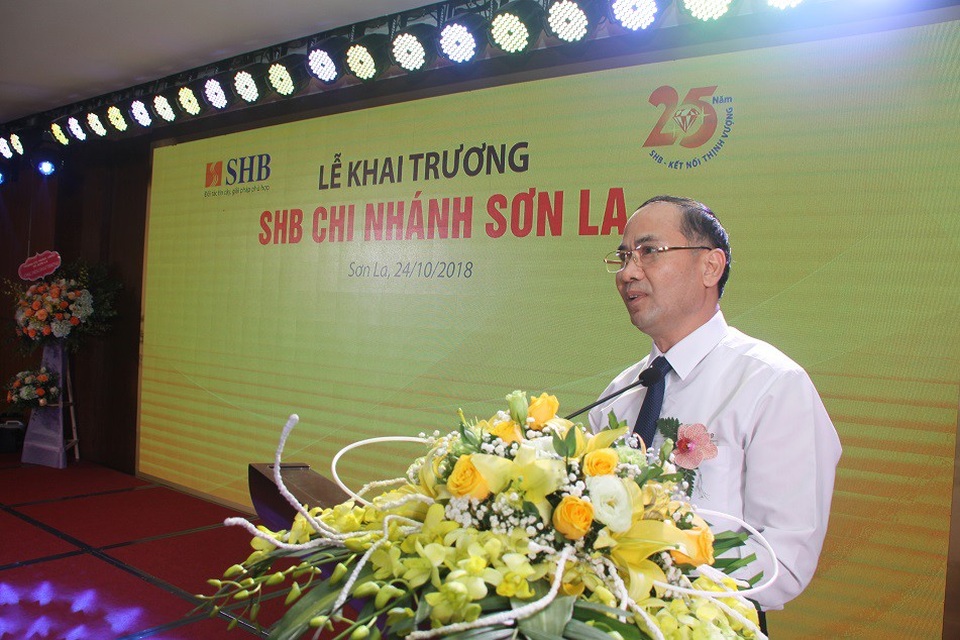 Khai trương chi nhánh Sơn La, SHB tăng cường sự hiện diện tại Tây Bắc - 2
Phát biểu tại buổi lễ, ông Nguyễn Quốc Khánh, Phó Chủ tịch UBND tỉnh Sơn La nhấn mạnh: “Lãnh đạo tỉnh Sơn La, các doanh nhân và nhân dân các dân tộc tỉnh Sơn La hi vọng SHB chi nhánh Sơn La sẽ trở thành một địa điểm tin cậy, một nhân tố mới thu hút các dự án đầu tư, mở ra các cơ hội phát triển, hỗ trợ vốn cho các doanh nghiệp, cá nhân trên địa bàn toàn tỉnh, góp phần vào sự phát triển kinh tế - xã hội của tỉnh”.