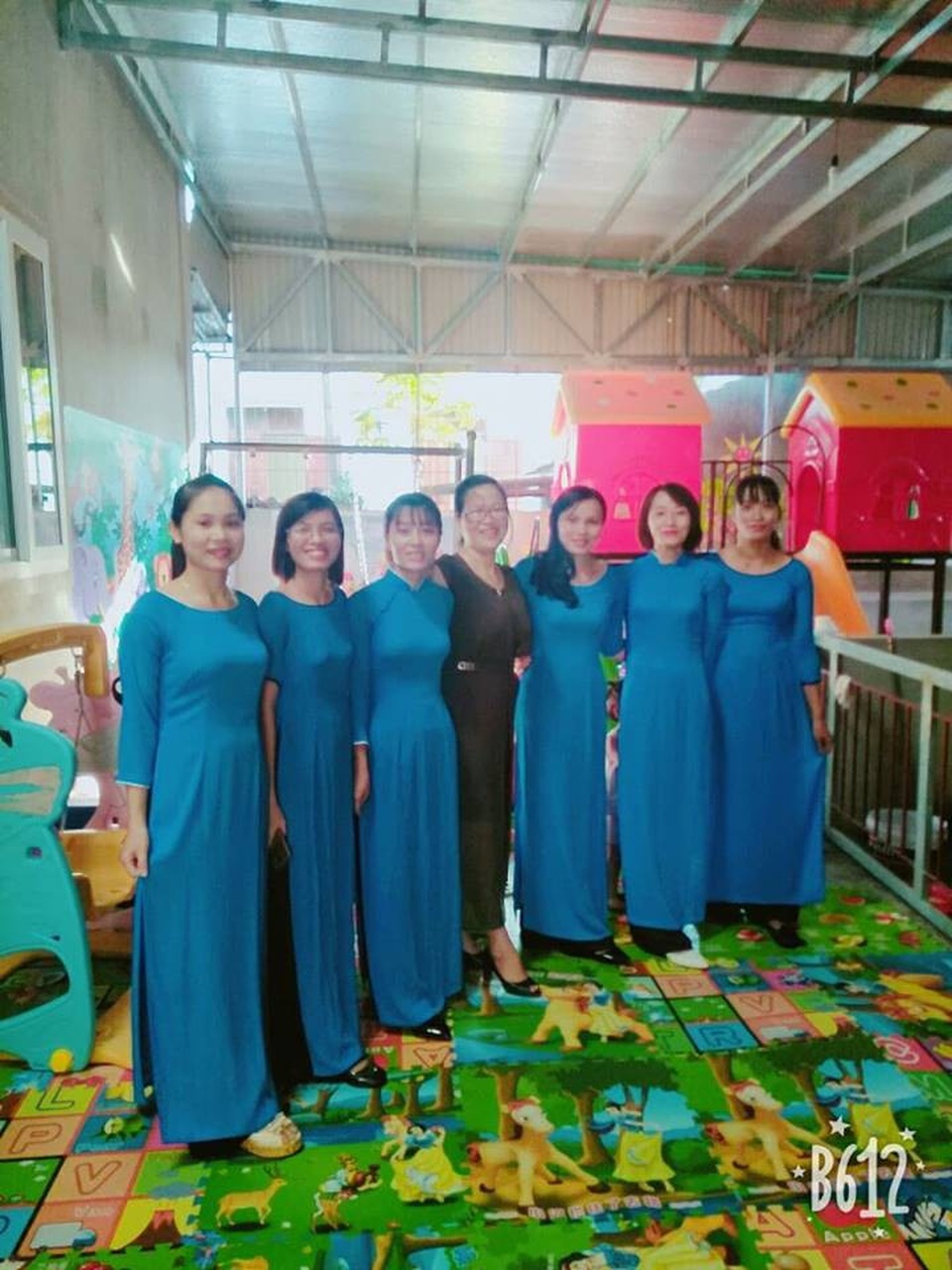 Nhóm lớp mầm non Thuận Chân IQ: Gia đình thứ hai của trẻ - 2 Cô Trần Thị Nga (Váy đen đứng giữa) cùng đội ngũ giáo viên của một Nhóm lớp.