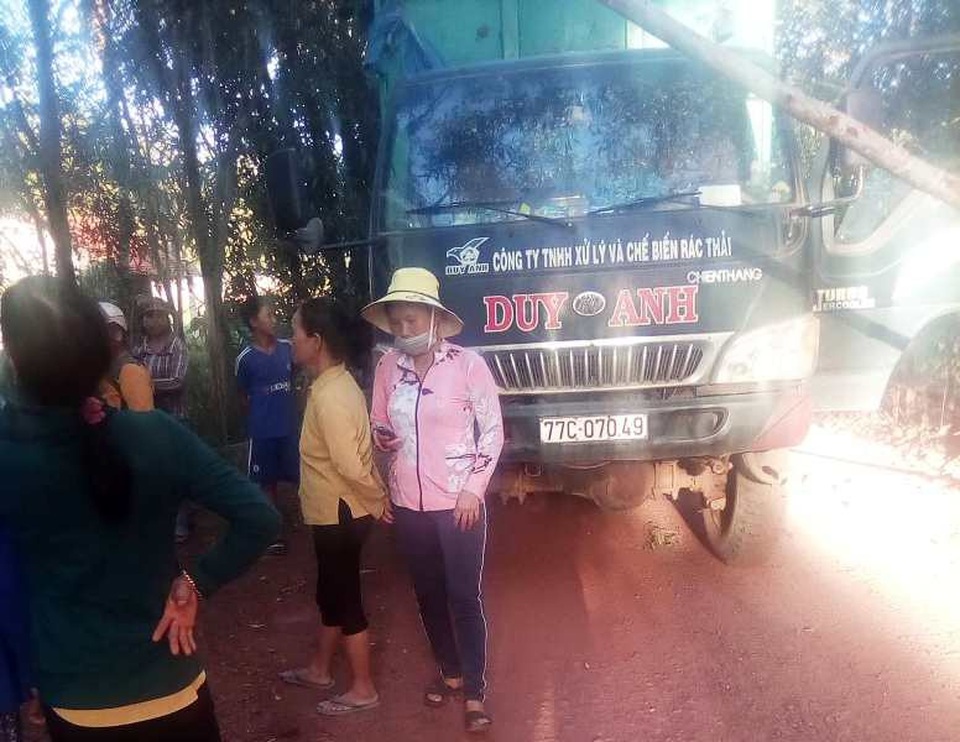 Người dân “vây” nhà máy xử lý rác thải gây ô nhiễm - 4 Trước đó, người dân cũng đã từng chặn xe thu gom rác của công ty này vì gây ô nhiễm môi trường.