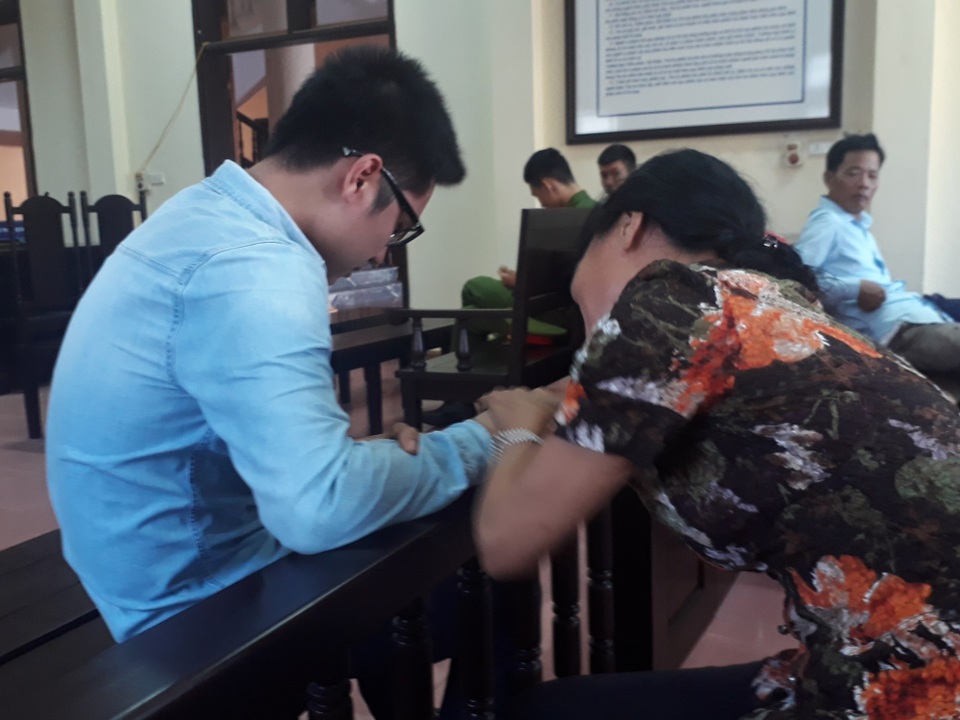 Tại phần nghị án, 2 mẹ con Kiên ôm nhau trong nước mắt.