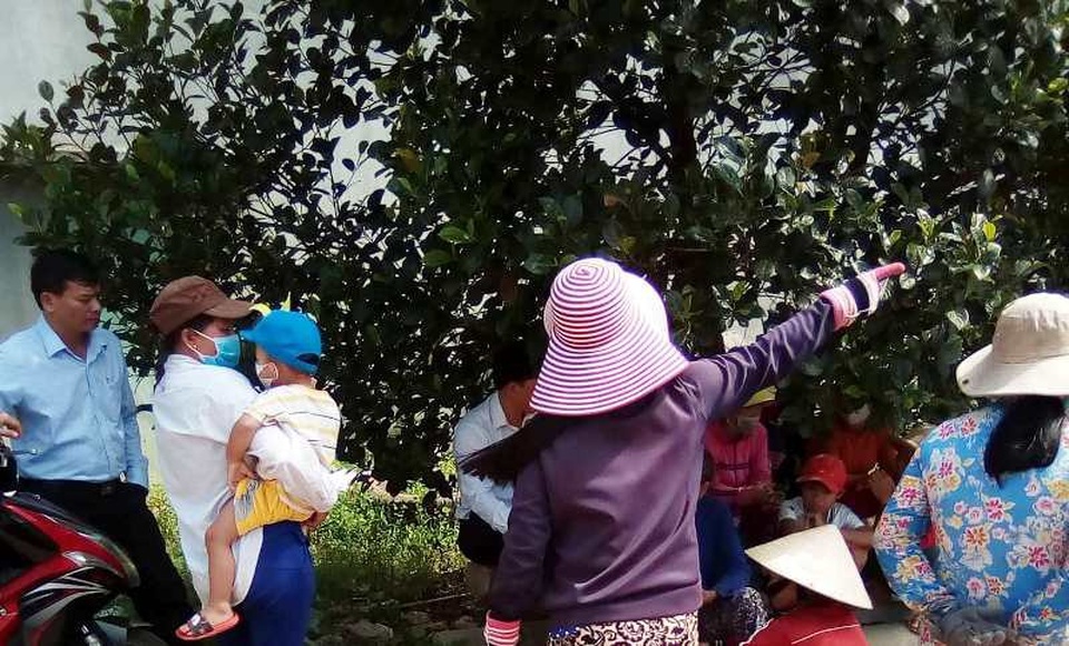 Người dân “vây” nhà máy xử lý rác thải gây ô nhiễm - 1 Người dân bức xúc kéo đén nhà máy xử lý và chế biến rác thải sinh hoạt của Cty Duy Anh để phản ứng.