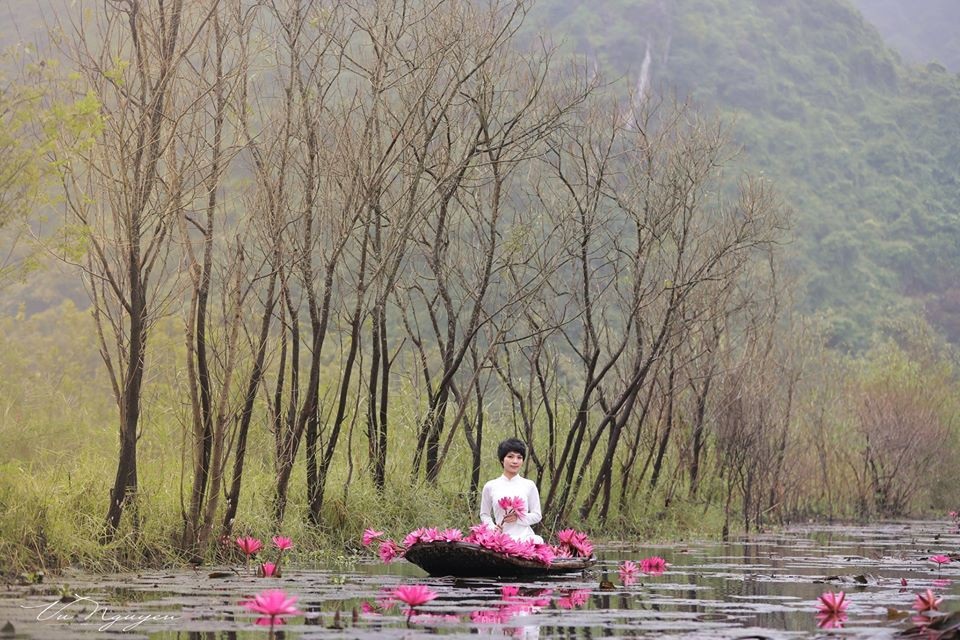 Độc đáo dòng suối hồng nhuộm kín hoa súng ngay gần Hà Nội - 3 Thời điểm này được xem là lý tưởng để chèo thuyến trên dòng suối Yến thơ mộng. Photo: Kiến Vàng