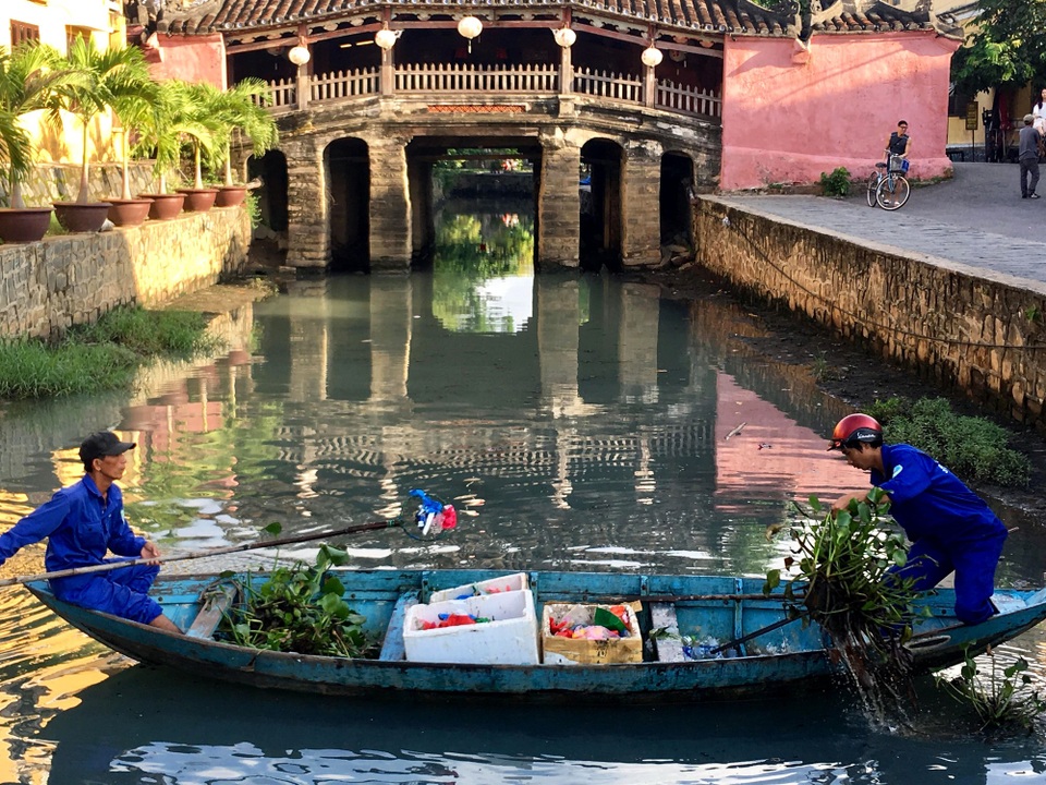 Bao giờ Chùa Cầu mới hết ô nhiễm? - 7 Công nhân đi vớt hoa đăng và rác ở khu vực Chùa Cầu
