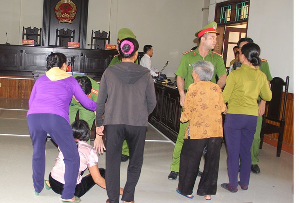 Náo loạn phiên tòa xét xử tài xế xe ben nghi cố tình cán chết nam sinh - 4 Người nhà nạn nhân ùa lên gào khóc khi HĐXX thông báo hoãn phiên tòa.