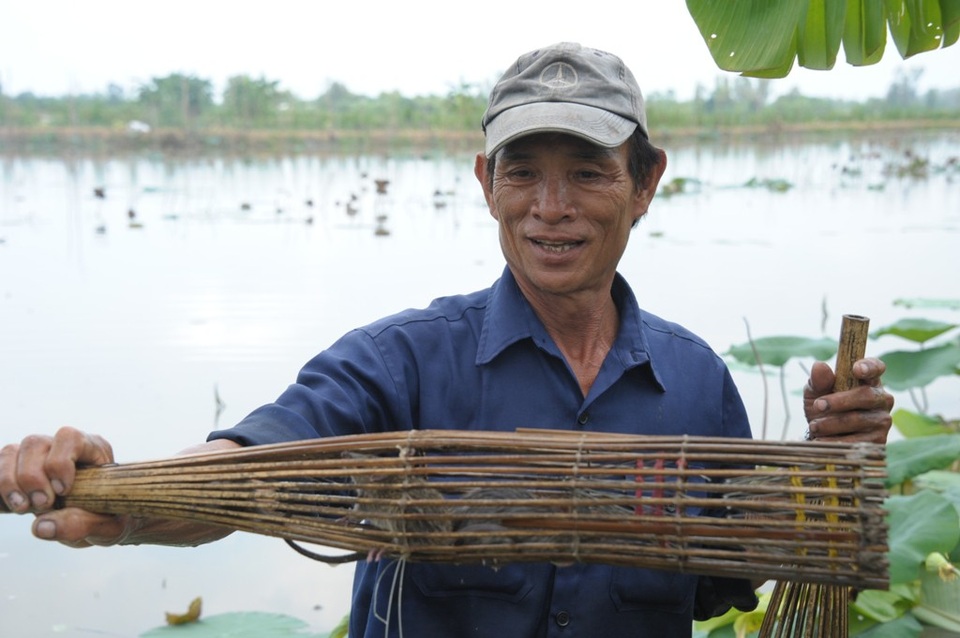 Đi bắt chuột đồng mùa nước nổi - 10 Có khi một hang bắt được 4-6 con chuột như thế này