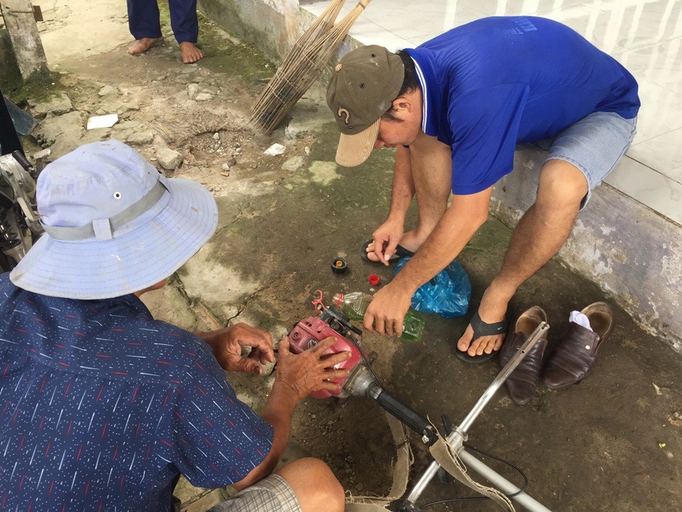 Đi bắt chuột đồng mùa nước nổi - 2 Chăm xăng cho máy cắt cỏ... chuẩn bị đi bắt chuột