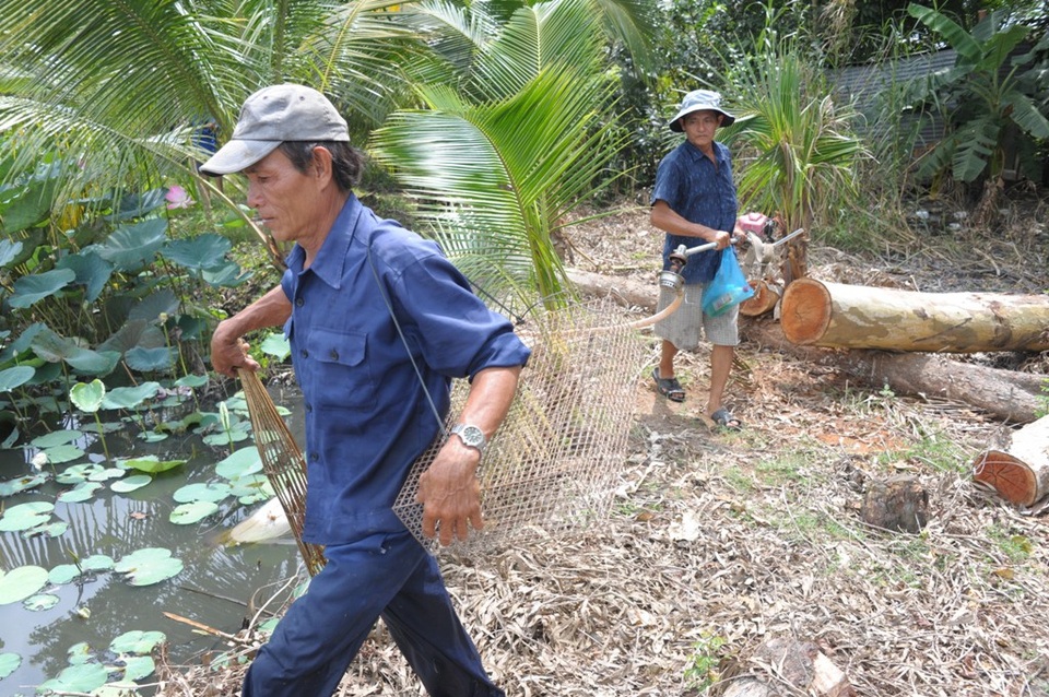 Đi bắt chuột đồng mùa nước nổi - 3
Bắt đầu một chuyến săn chuột đồng bằng máy cắt cỏ khi được chế thành máy bơm nước mi ni