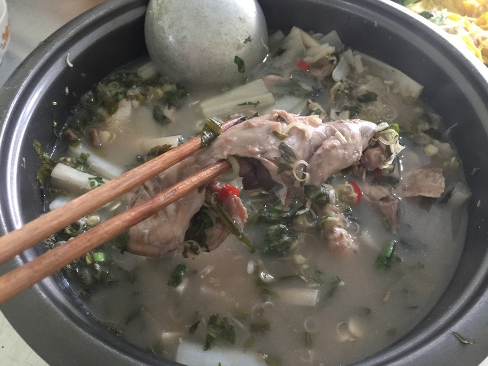 Đi bắt chuột đồng mùa nước nổi - 21 Chuột được chế biến thành nhiều món ăn, như chuột kho rau răm, chuột nước, chiên... Và đây là món chuột nấu canh chua của người dân miền Tây