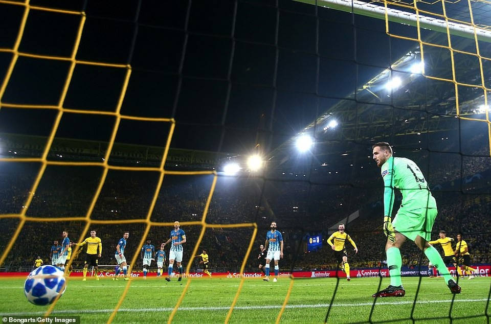 Dortmund 4-0 Atletico: Cú sốc lớn với HLV Simeone - 2 
Atletico nhận thất bại đậm đà 0-4 khi làm khách tại Dortmund