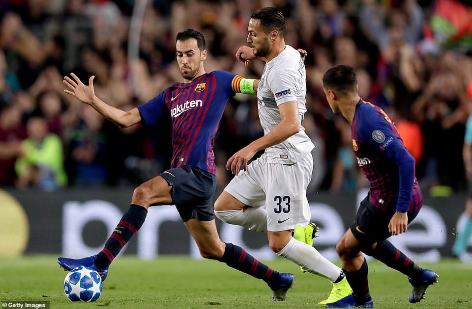 Barcelona 2-0 Inter Milan: Rafinha, Jordi Alba tỏa sáng - 10
Sergio Busquets giúp Barcelona kiểm soát tốt khu vực giữa sân