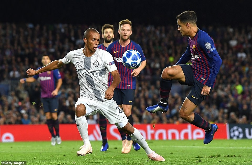 Barcelona 2-0 Inter Milan: Rafinha, Jordi Alba tỏa sáng - 9
Miranda trong tình huống truy cản đồng đội ở đội tuyển Brazil, Coutinho