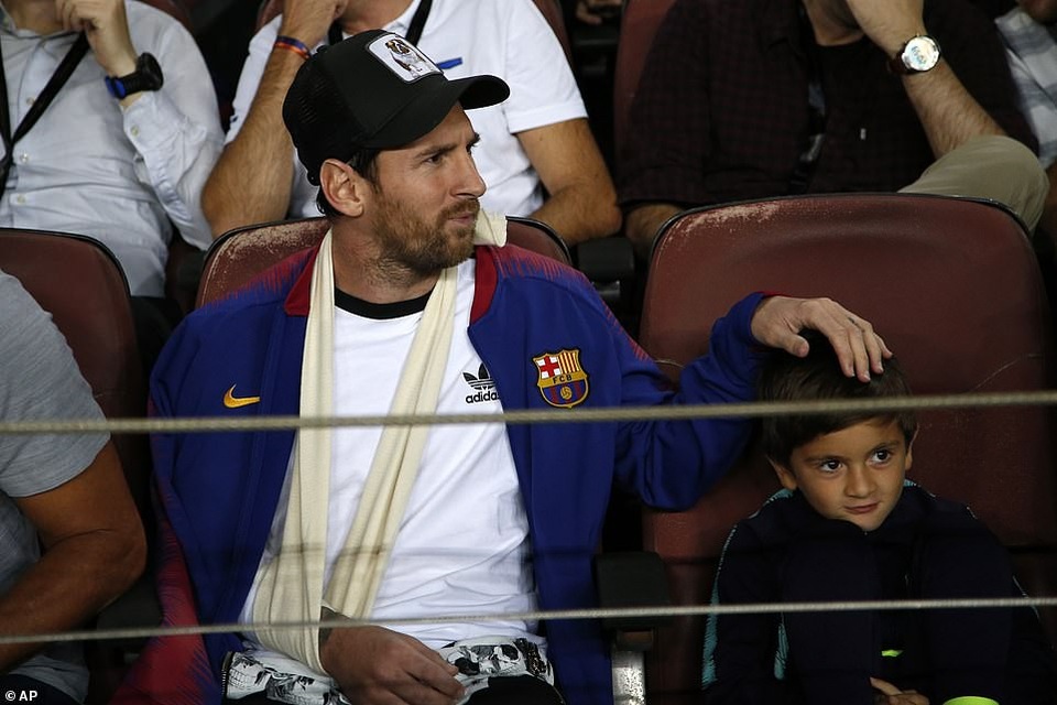 Barcelona 2-0 Inter Milan: Rafinha, Jordi Alba tỏa sáng - 14
Messi ngồi trên khán đài chứng kiến đồng đội đánh bại Inter Milan