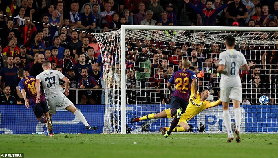 Barcelona 2-0 Inter Milan: Rafinha, Jordi Alba tỏa sáng - 18
Inter Milan vẫn có cơ hội, khi họ có được 6 điểm/3 trận và đứng thứ 2 bảng B