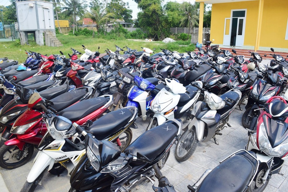 Bắt 54 đối tượng sát phạt tại sới gà trên khu đất vắng - 2 Công an đã bắt quả tang 54 đối tượng đánh bạc dưới hình thức cá độ đá gà, tạm giữ 68 xe mô tô, 9 tờ ghi tỉ số